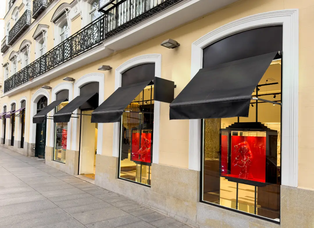 Façade vitrine de magasin en aluminium sur mesure à La Grand-Combe